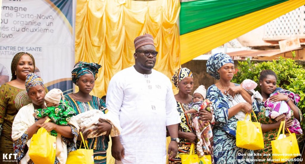 Don de kits bébés à plusieurs dizaines de mamans à Porto-Novo: Muriel HOUSSOU consolide les valeurs de proximité et de solidarité de l&rsquo;UP -Le Renouveau 