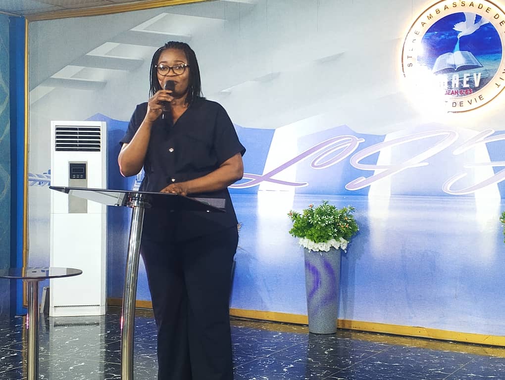 Nuit de prières pour la Nation : Dr (MA) Nadine AKOGBETO élève une intercession solennelle pour le Bénin depuis Porto-Novo 
