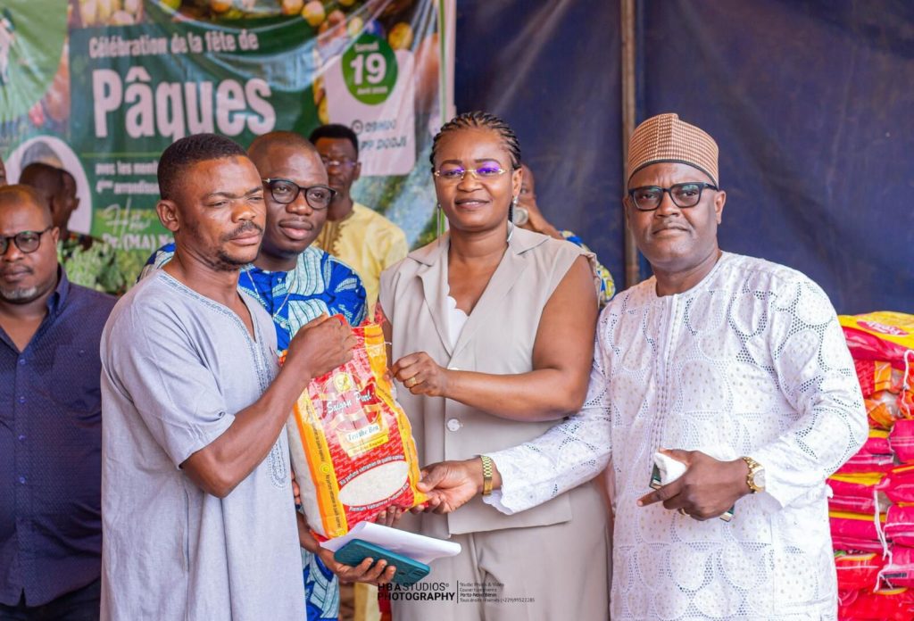 Porto-Novo : Bloc Républicain dans le 4ème arrondissement : Dr (MA) Nadine Akogbéto Aïssi offre des kits alimentaires à plus de 400 membres des cellules de base 