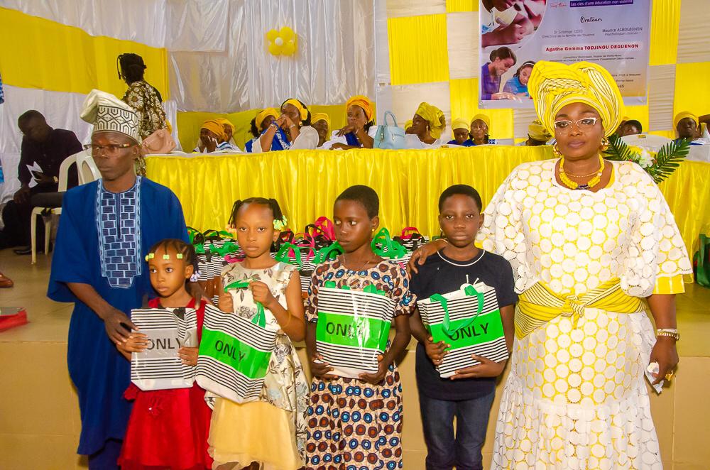 Porto-Novo : Plus de 500 enfants  reçoivent des kits scolaires de Gemma Agathe Todjinou Deguenon