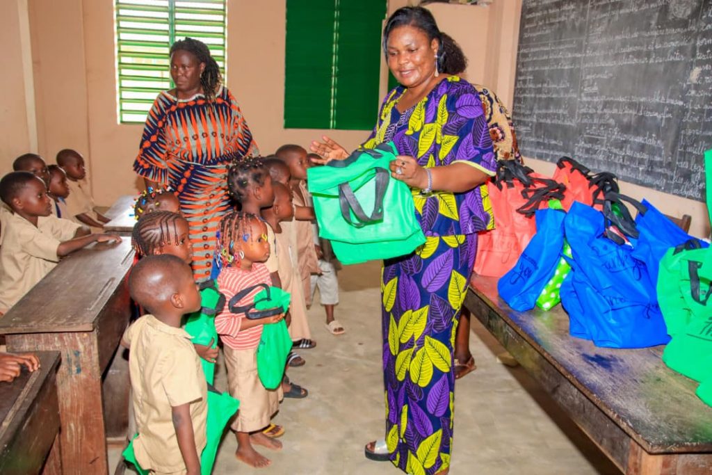 Rentrée scolaire 2025-2026 : Avec un cœur de mère,Françoise Laly SOHOUANZO offre des fournitures scolaires aux enfants de l&rsquo;école urbaine centre de Porto-Novo