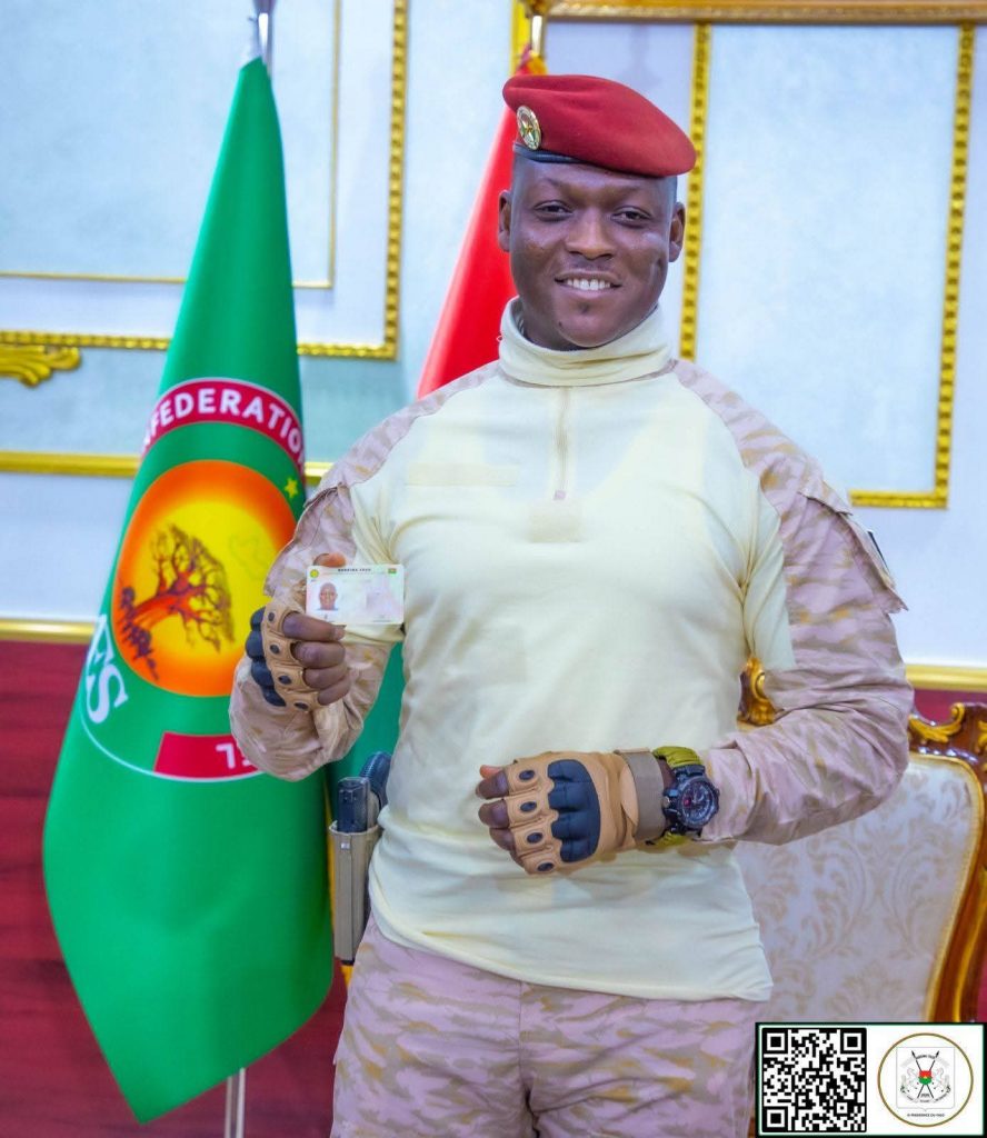 Burkina Faso : Le président Ibrahim Traoré désormais détenteur de sa carte d&rsquo;identité biométrique AES