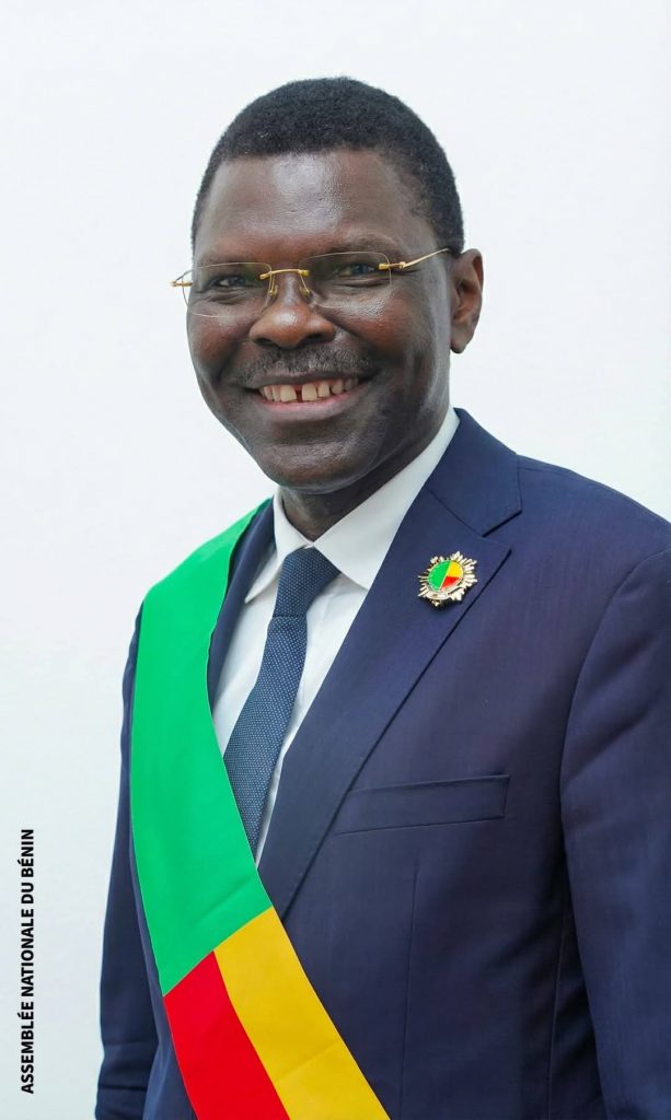 Joseph Fifamin DJOGBENOU plébiscité à la tête du parlement : L&rsquo;État, le droit et le pouvoir réunis !