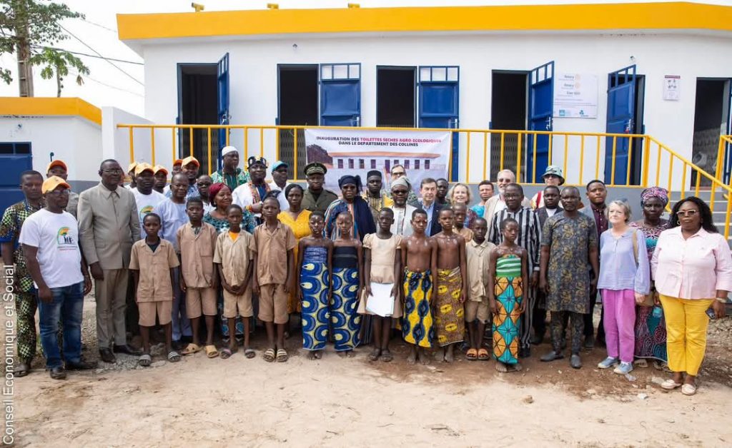 Éducation et Assainissement : l’Association pour le Développement de la Commune de Savalou (ADCS) offre un bloc de 09 cabines de toilettes agro-écologiques à l&rsquo;EPP Monkpa centre