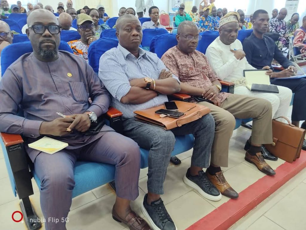 Gouvernance locale à Cotonou : Le Maire Luc GNANCADJA mobilise les CA et CQ autour des défis du cadre de vie