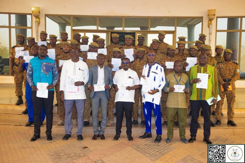 Journée de l&rsquo;exemplarité fiscale au Burkina – Faso : Le personnel de la Présidence s&rsquo;acquitte de ses impôts