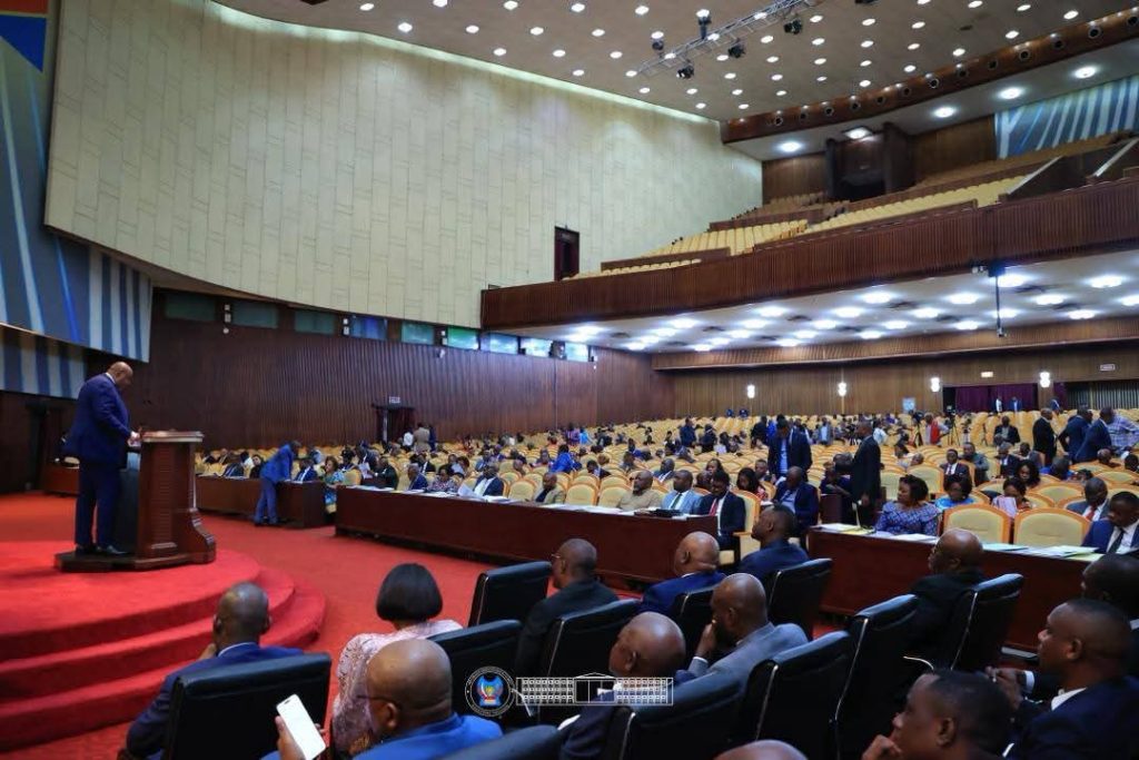 Crise énergétique en RDC : le Parlement interpelle le gouvernement à travers une question orale avec débat de la députée Adèle Bazizane Maheshe