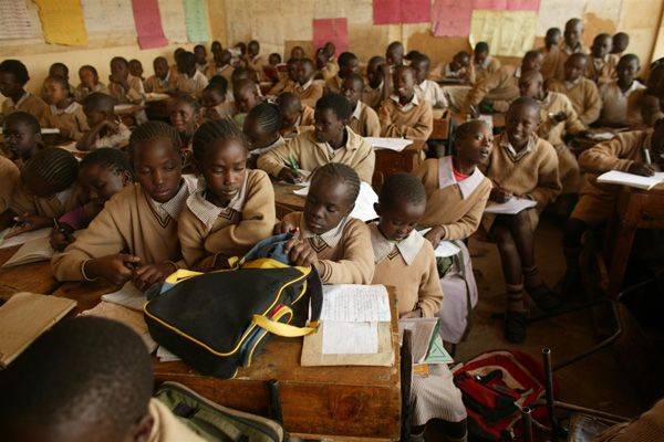 SURPEUPLEMENT DANS LES COLLEGES PUBLICS DE L’OUÉMÉ : DES ENFANTS ENTASSÉS DANS LES SALLES DE CLASSE, DES ENSEIGNANTS À BOUT DE SOUFFLE